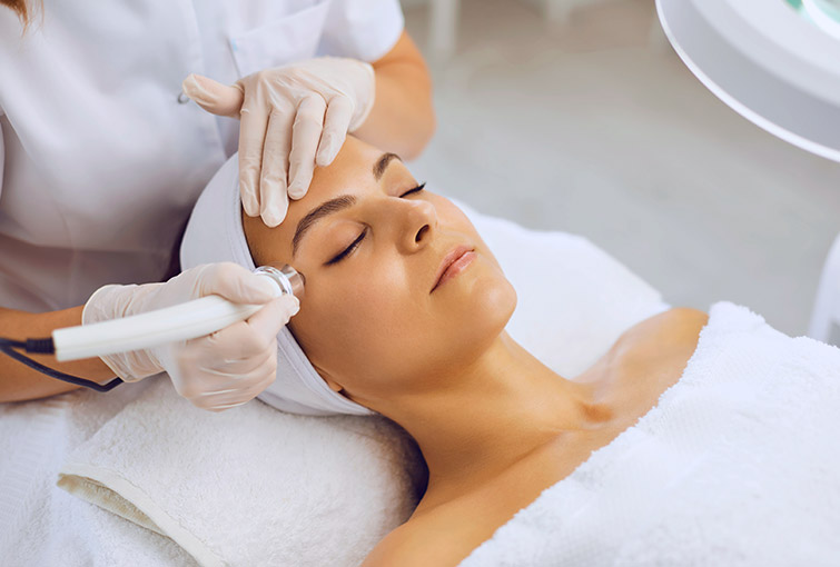 Soin Hydra visage en institut de beauté à Mouans-Sartoux
